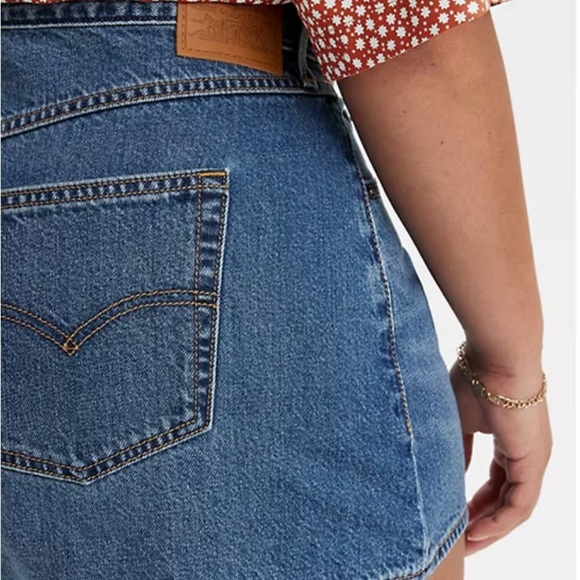 NEW! Levi"s High Waisted Mom Shorts Denim Jean Blue Medium Wash SZ 24W - Picture 3 of 16